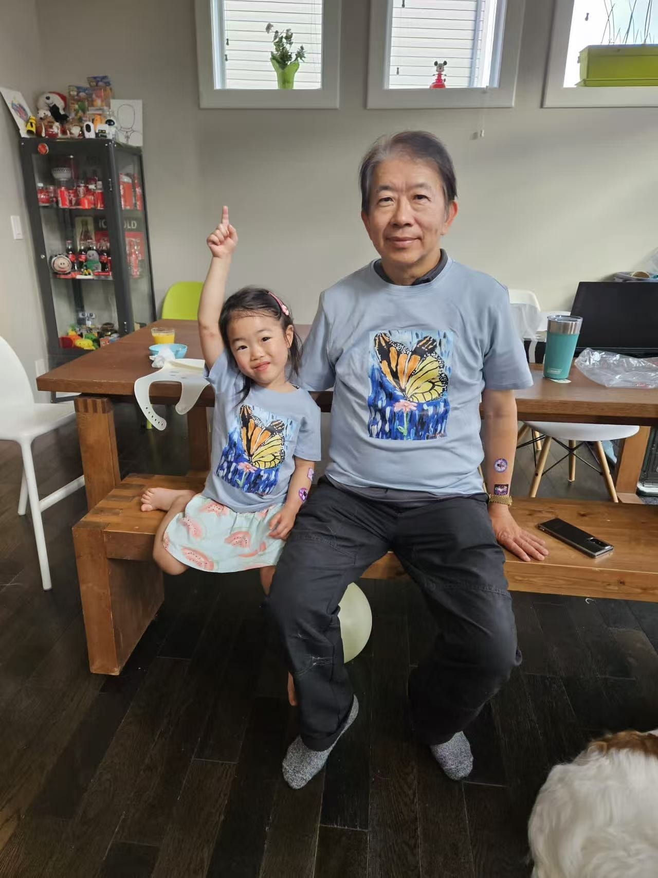 爺爺與孫女穿同款蝴蝶 T-shirt