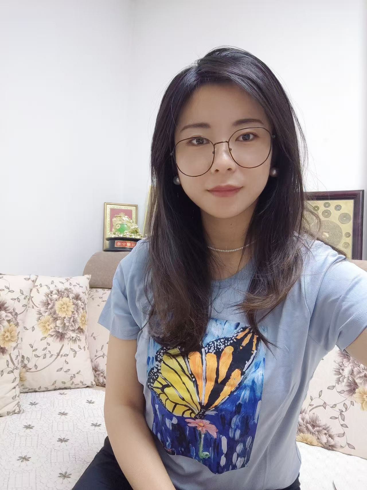 女生穿蝴蝶 T-shirt 自拍